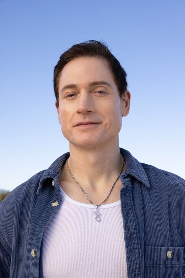 Reference photo used for the left performer